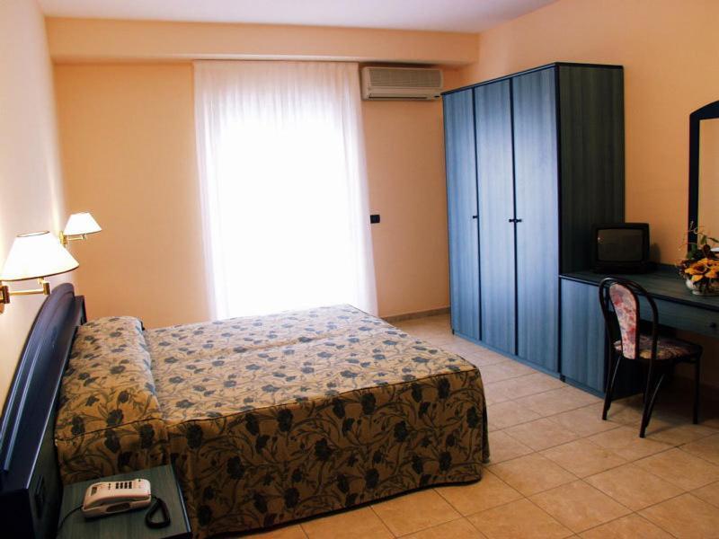 Hotel Gaudio 롱고바르디 객실 사진